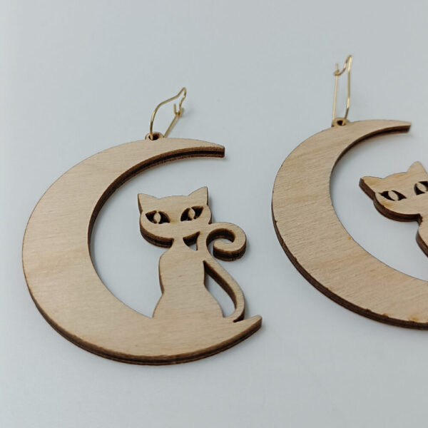 Χειροποίητα ξύλινα σκουλαρίκια σε σχήμα φεγγαριού με γάτα