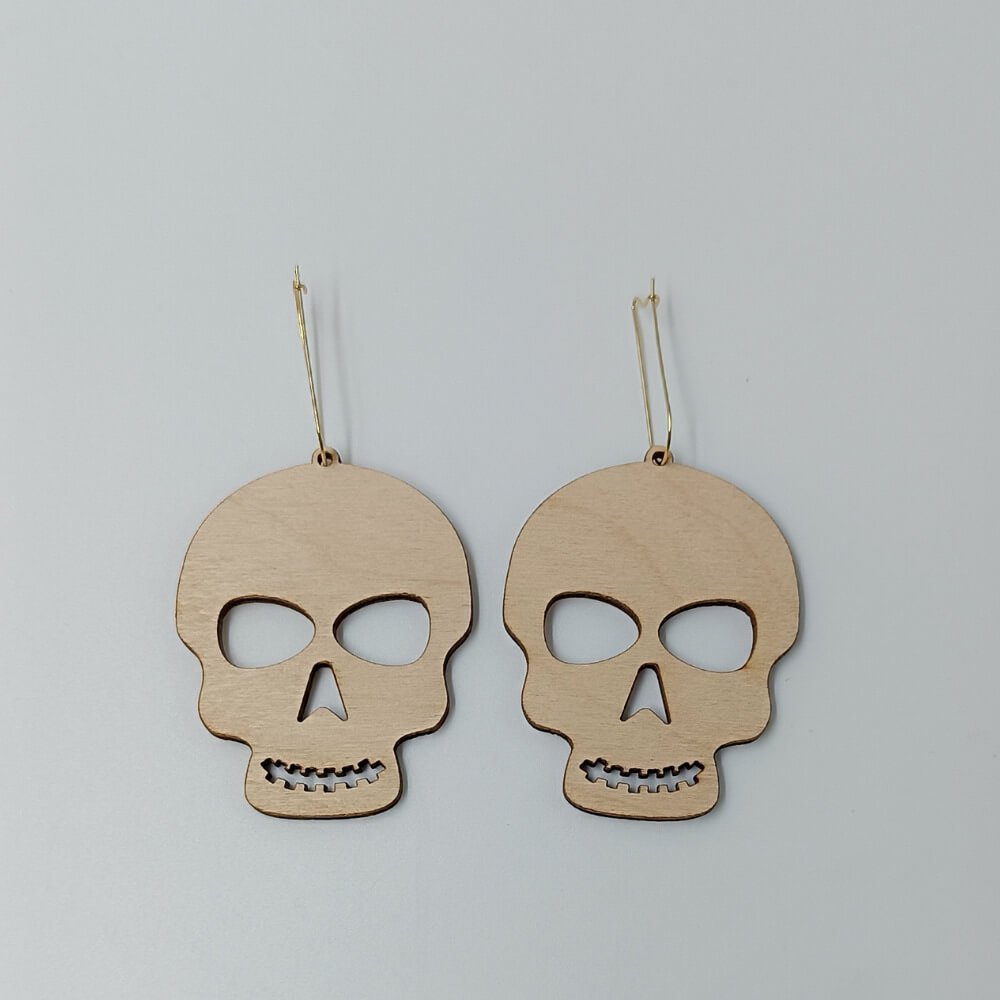 Ξύλινα σκουλαρίκια νεκροκεφαλή με χάραξη από ToXylo