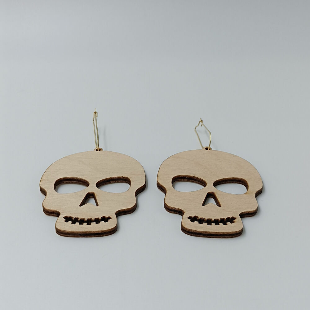 Χειροποίητα ξύλινα σκουλαρίκια σε σχήμα κρανίου