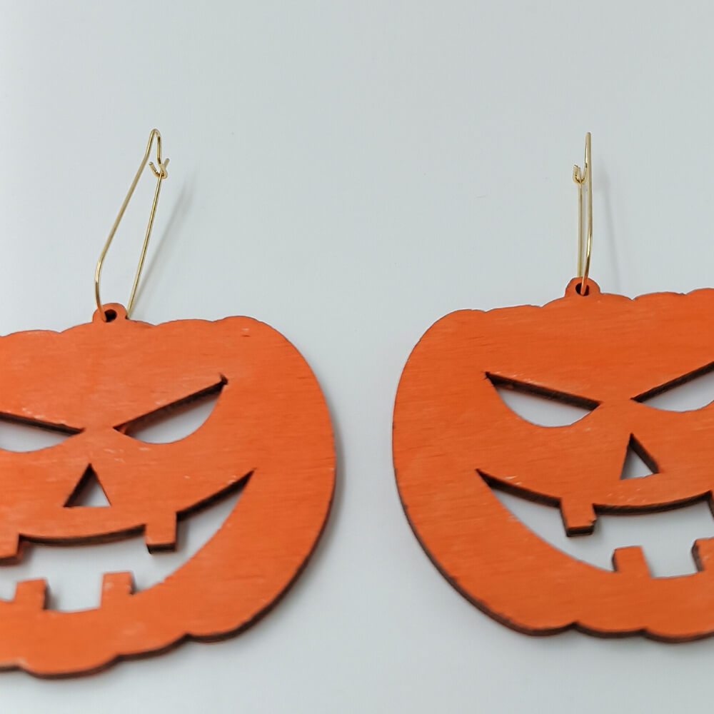 Ξύλινα σκουλαρίκια κολοκύθες Halloween με χάραξη από ToXylo