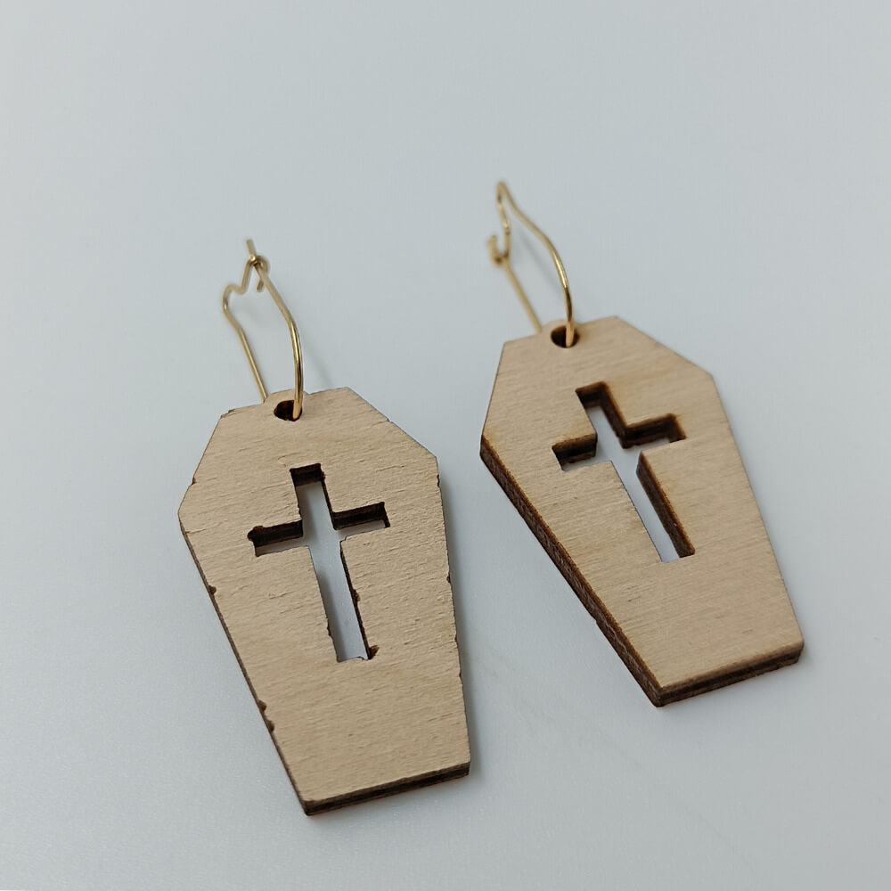 Χειροποίητα ξύλινα σκουλαρίκια φέρετρα με χάραξη