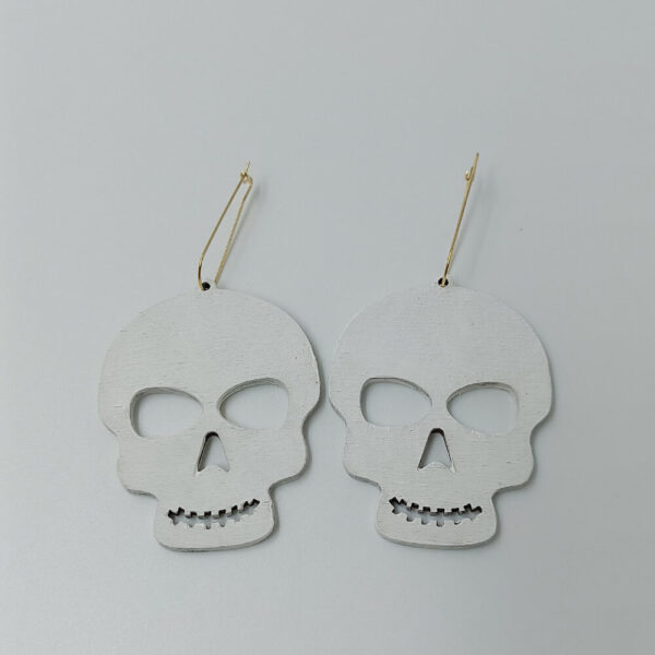 Λευκά ξύλινα σκουλαρίκια νεκροκεφαλή με χάραξη από ToXylo