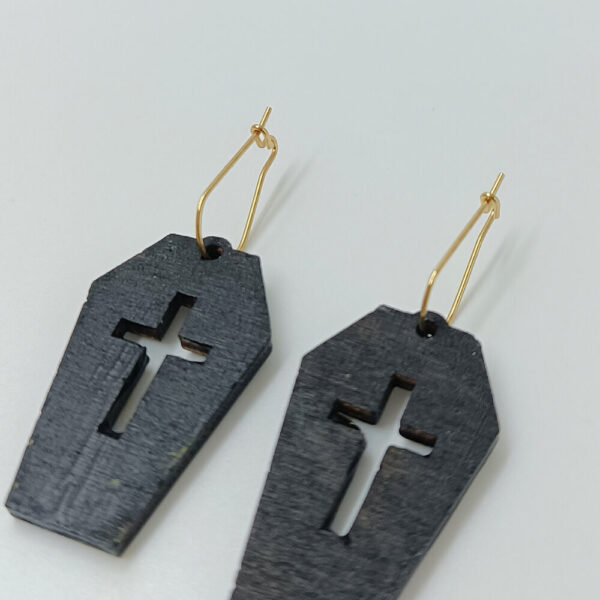 Μαύρα ξύλινα σκουλαρίκια φέρετρο με σταυρό από ToXylo