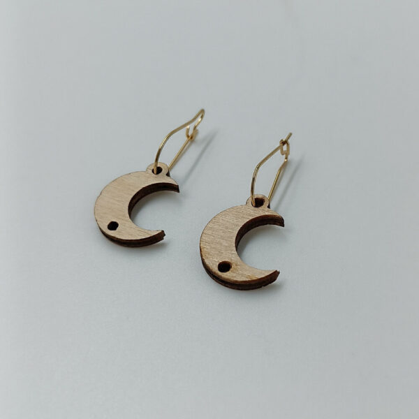 Χειροποίητα ξύλινα σκουλαρίκια σε σχήμα φεγγαριού