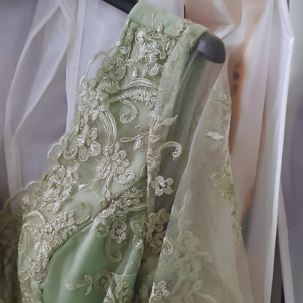 Maxi βεραμάν βραδινό φόρεμα με δαντελένιο μπούστο, V ντεκολτέ και άνοιγμα στο πόδι – Suga Collection