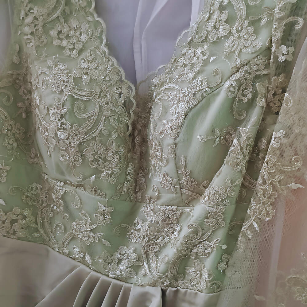 Maxi βεραμάν βραδινό φόρεμα με δαντελένιο μπούστο, V ντεκολτέ και άνοιγμα στο πόδι – Suga Collection