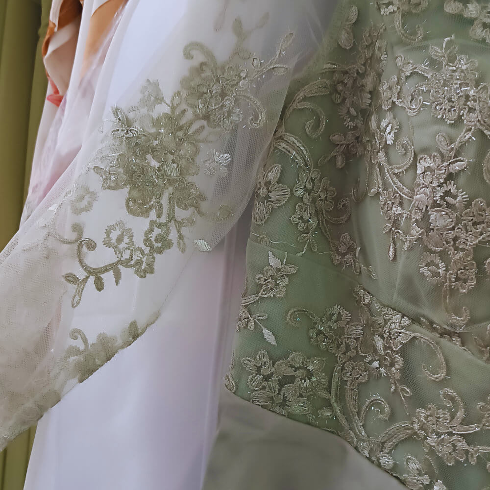 Maxi βεραμάν βραδινό φόρεμα με δαντελένιο μπούστο, V ντεκολτέ και άνοιγμα στο πόδι – Suga Collection