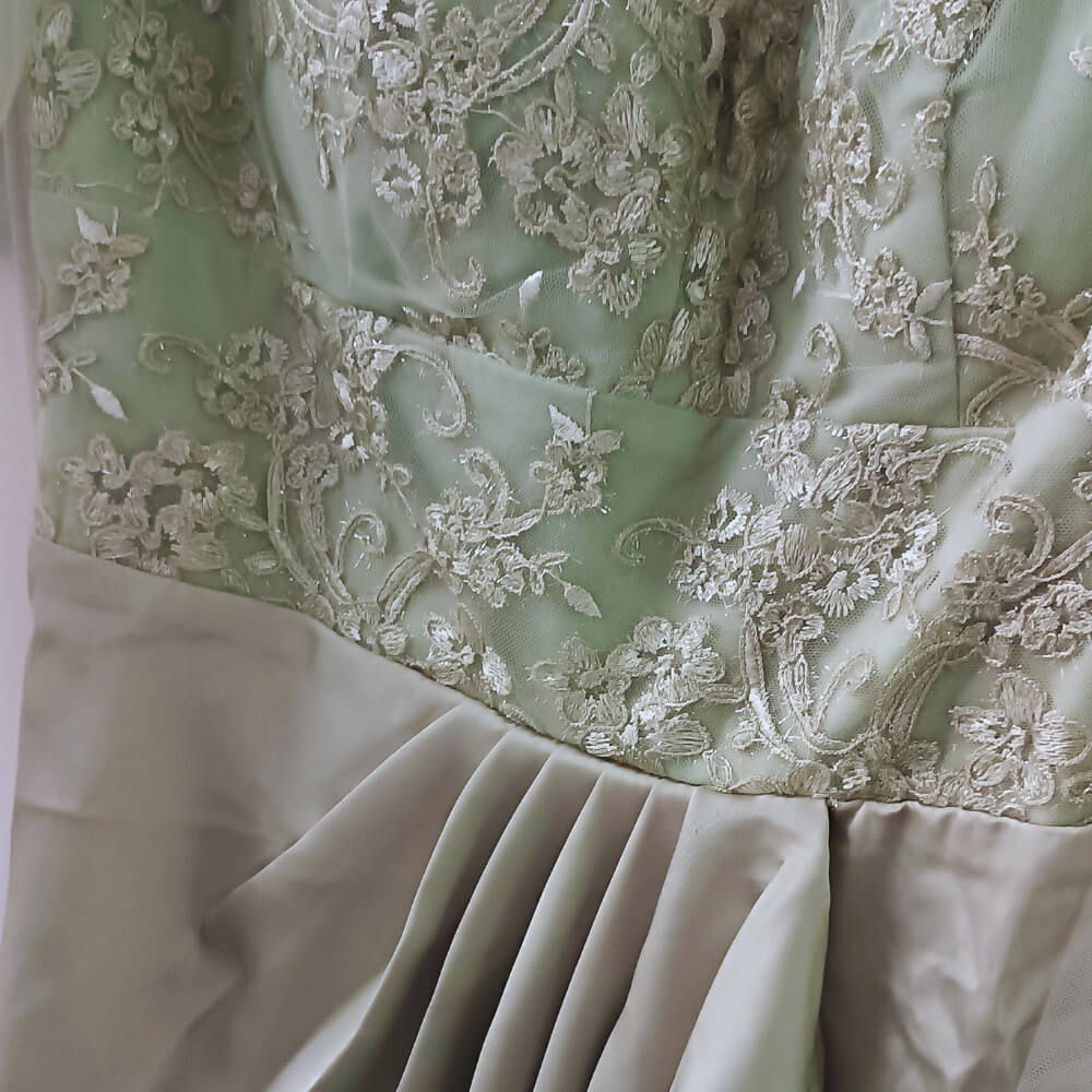 Maxi βεραμάν βραδινό φόρεμα με δαντελένιο μπούστο, V ντεκολτέ και άνοιγμα στο πόδι – Suga Collection