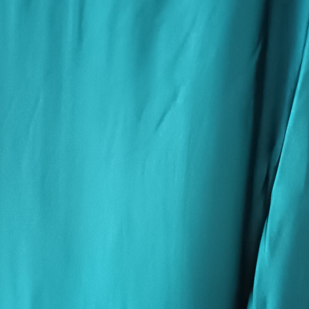 γυναικείο βραδινό φόρεμα σμαραγδί σατέν με άνοιγμα στο πλάι