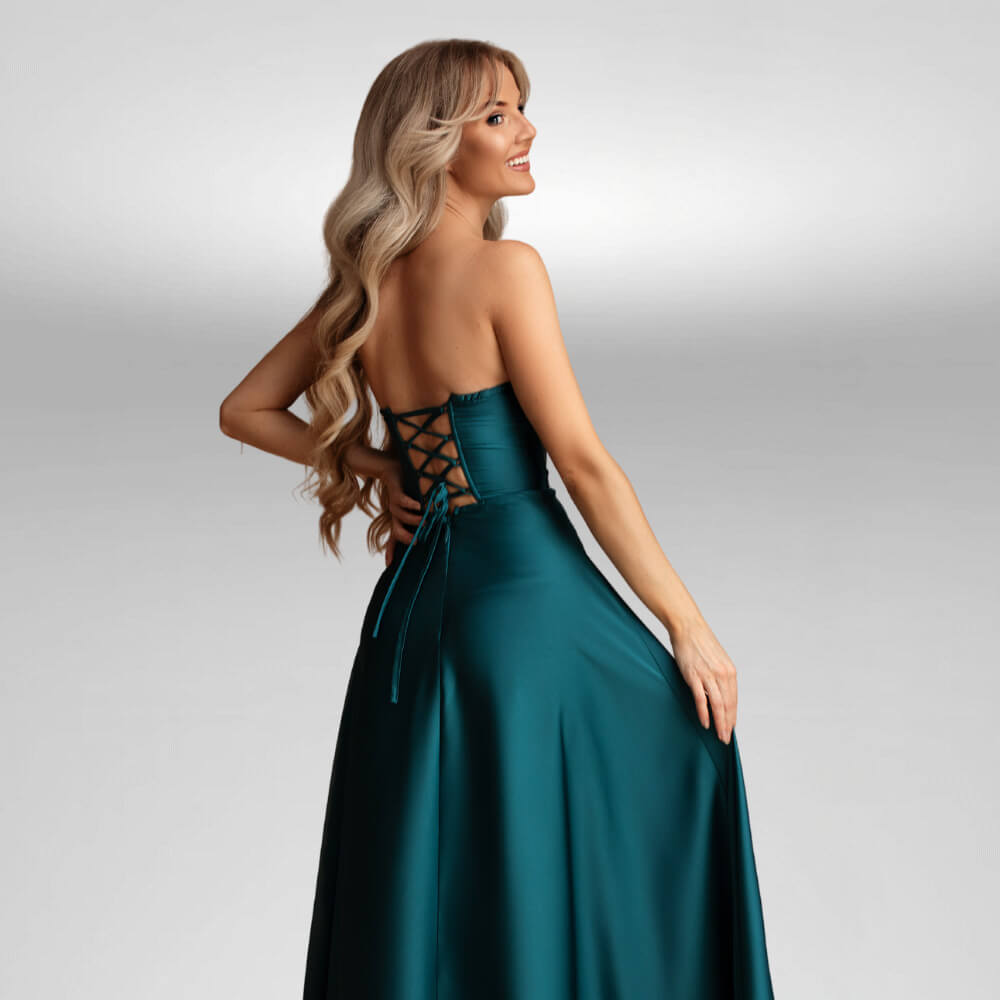 μακρύ σμαραγδί φόρεμα σατέν με άνοιγμα στο πόδι για γάμο ή βάφτιση