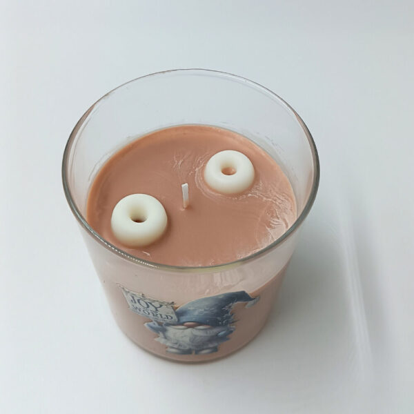 Χριστουγεννιάτικο κερί με σχέδιο gnome Joy to the World και γιορτινό άρωμα