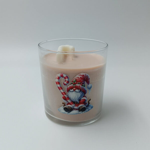 Close-up του φυτικού κεριού NatureWax με χριστουγεννιάτικη ετικέτα