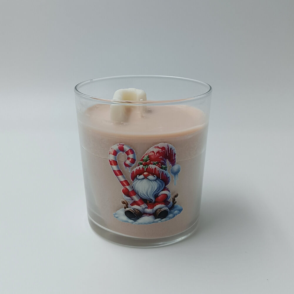 Close-up του φυτικού κεριού NatureWax με χριστουγεννιάτικη ετικέτα