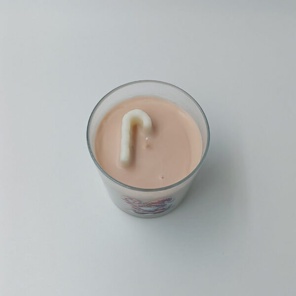 Κερί 380ml βανίλια και καραμέλα φωτισμένο σε γιορτινή ατμόσφαιρα