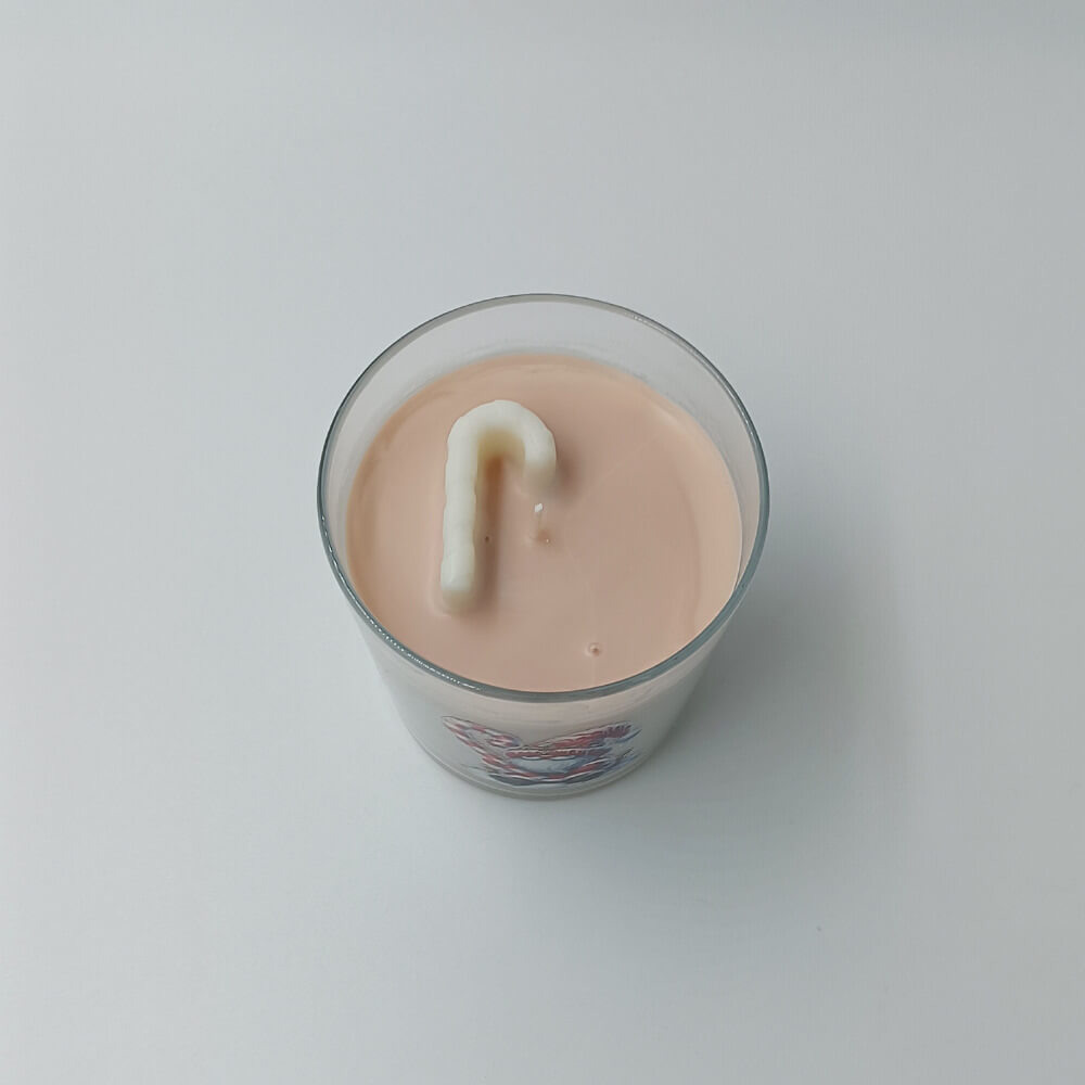 Κερί 380ml βανίλια και καραμέλα φωτισμένο σε γιορτινή ατμόσφαιρα