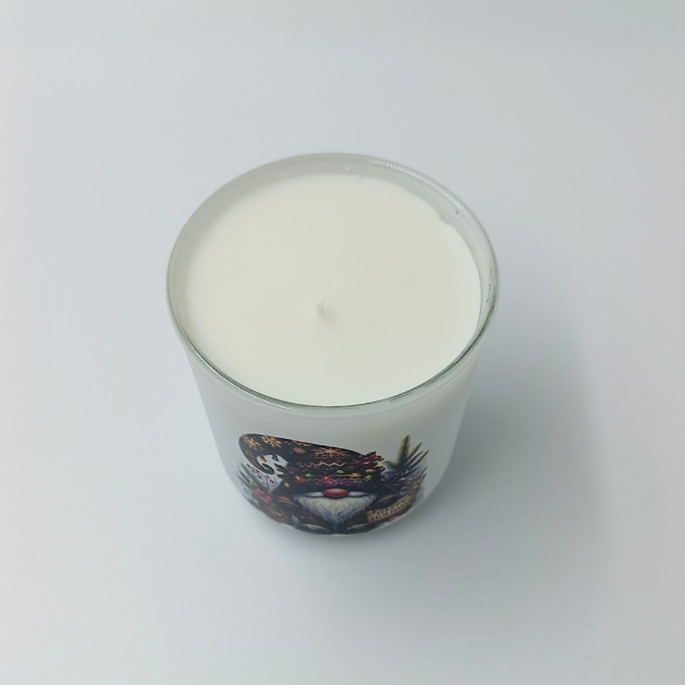 Close-up γυάλινο δοχείο κερί 280ml με γιορτινή ετικέτα και άρωμα ξύλου και γλυκιάς βανίλιας