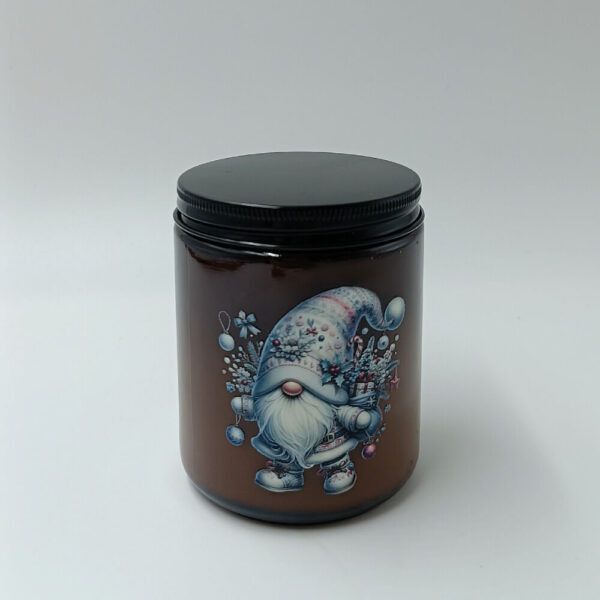 Αρωματικό κερί σε καφέ γυάλινο βάζο με gnome και άρωμα orange spices