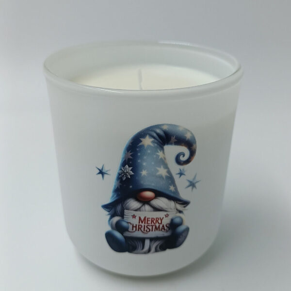 Λευκό matte αρωματικό κερί με gnome και έντονο άρωμα κανέλα