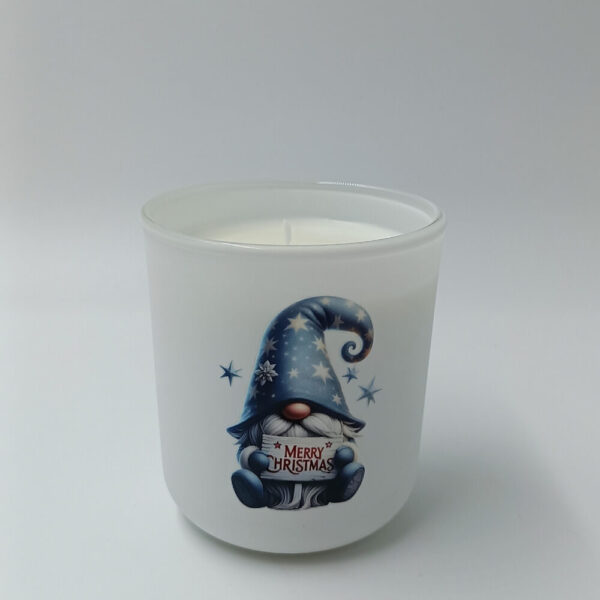 Λευκό matte αρωματικό κερί με gnome και έντονο άρωμα κανέλα