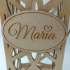 ξύλινη συσκευασία δώρου για μπουκάλι με laser cut σχέδιο και όνομα Maria toxylo