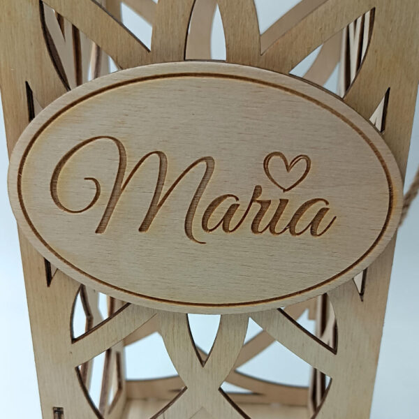 ξύλινη συσκευασία δώρου για μπουκάλι με laser cut σχέδιο και όνομα Maria toxylo