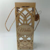 ξύλινη συσκευασία δώρου για μπουκάλι με laser cut σχέδιο και όνομα Maria toxylo