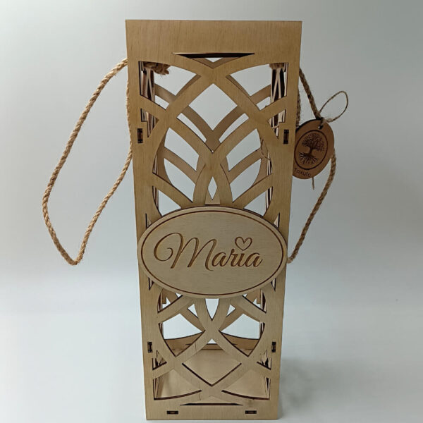 ξύλινη συσκευασία δώρου για μπουκάλι με laser cut σχέδιο και όνομα Maria toxylo