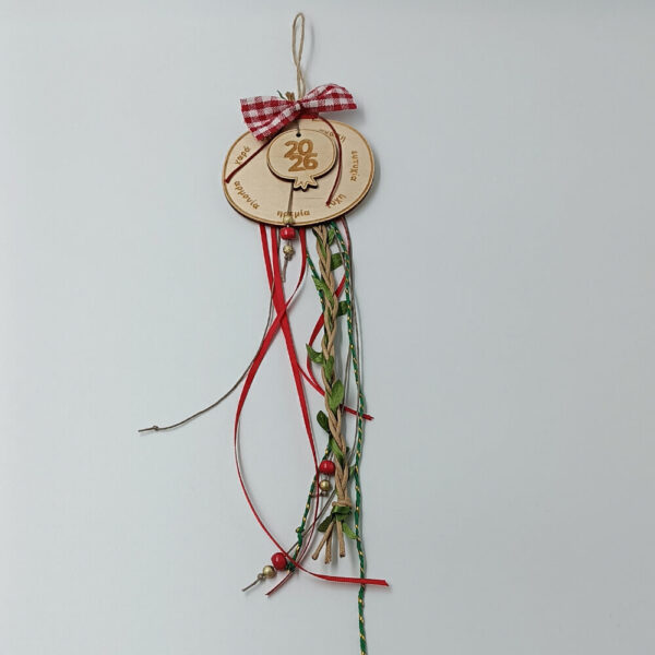 Χριστουγεννιάτικο γούρι 2026 με ξύλινο ρόδι, κορδέλες και καρό φιόγκο