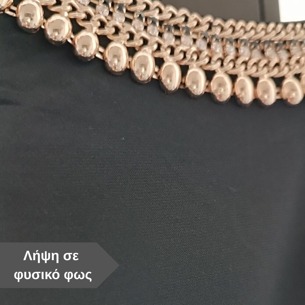 μακρύ βραδινό εντυπωσιακό μαύρο φόρεμα με χρυσή λεπτομέρεια και ανοιχτή πλάτη