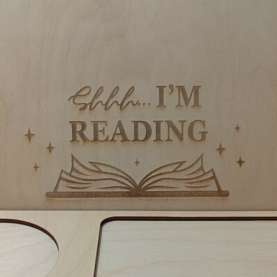 Χειροποίητη ξύλινη βάση ανάγνωσης με χάραξη laser