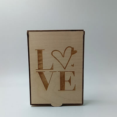 Ξύλινο κουτί δώρου με χάραξη LOVE και καρδιά