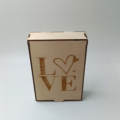 Minimal ξύλινο κουτί δώρου με μήνυμα αγάπης