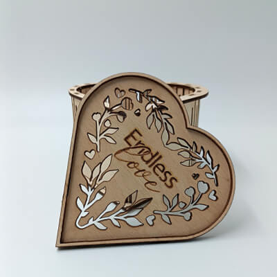 Ξύλινο κουτί σε σχήμα καρδιάς με διακοσμητικά φύλλα