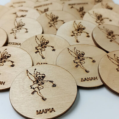 Ξύλινο προσωποποιημένο μαγνητάκι με νεράιδα Τίνκερ Μπελ