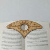 Ξύλινος σελιδοδείκτης γωνίας Reading is Magical πάνω σε ανοιχτό βιβλίο