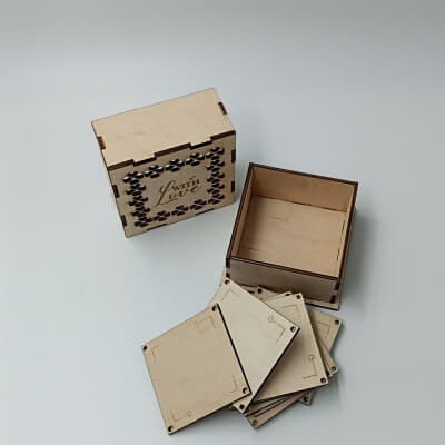 Ξύλινο κουτί δώρου ζευγαριού με τετράγωνα κάδρα φωτογραφιών