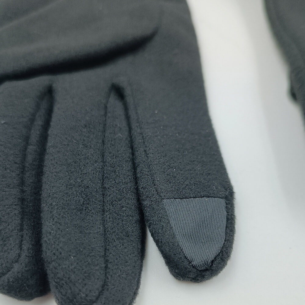 Κοντινή λήψη γυναικείων γαντιών suede με πλούσια γούνα στη μανσέτα