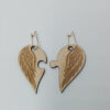 Ξύλινα σκουλαρίκια καρδιά με χάραξη φτερού αγγέλου ζευγάρι ToXylo