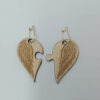 Ζευγάρι ξύλινα σκουλαρίκια σε σχήμα καρδιάς με λεπτομέρεια φτερού ToXylo
