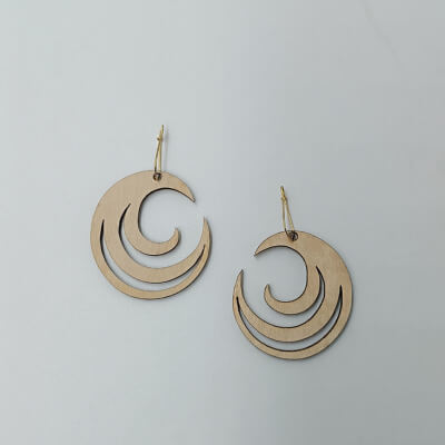 Minimal κρεμαστά ξύλινα σκουλαρίκια σε σχήμα φεγγαριού με διάτρητο σχέδιο ToXylo