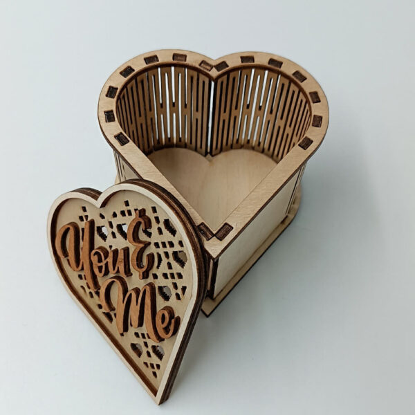 Ανοιχτό ξύλινο κουτί σε σχήμα καρδιάς “You & Me” ρομαντικό δώρο ToXylo