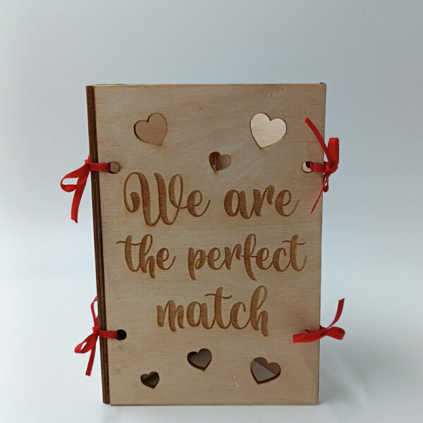 Ξύλινο κουτί-κορνίζα για φωτογραφία “We are the perfect match” με καρδιές και κόκκινες κορδέλες ToXylo