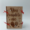 Ξύλινο κουτί-κορνίζα “You complete me” σε κοντινό με το μήνυμα αγάπης και τις καρδιές ToXylo