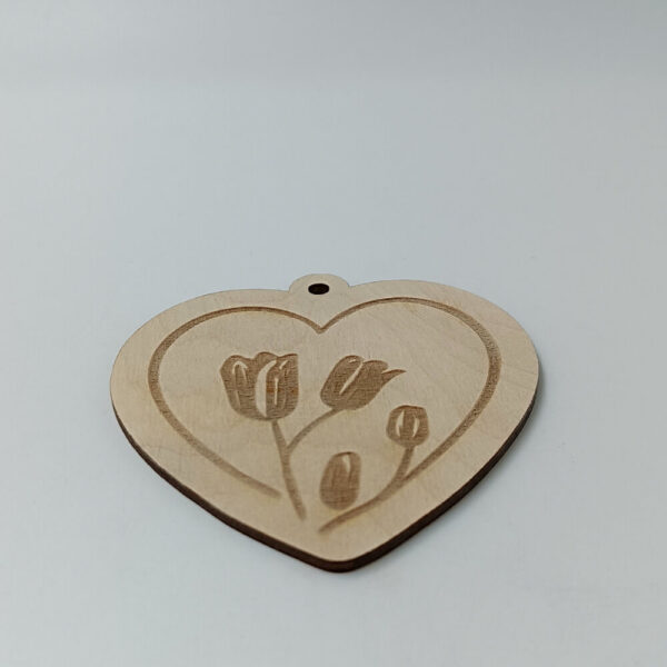 Ξύλινο στολίδι καρδιά με χάραξη λουλουδιών και τρύπα για κορδέλα