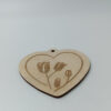 Ξύλινο στολίδι καρδιά με χάραξη λουλουδιών και τρύπα για κορδέλα