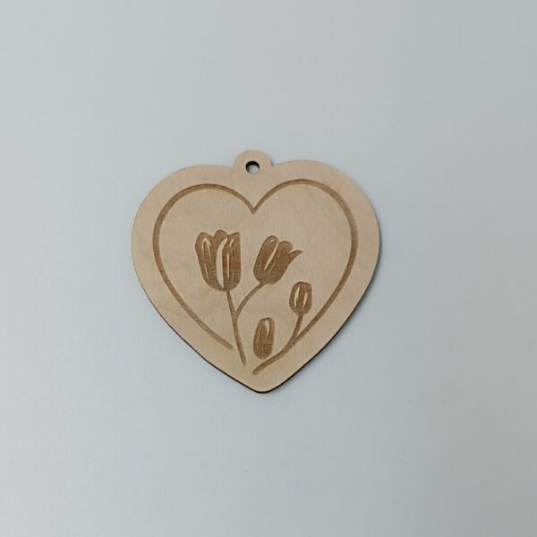 Ξύλινο διακοσμητικό καρδιά με ανάγλυφο σχέδιο τουλίπες