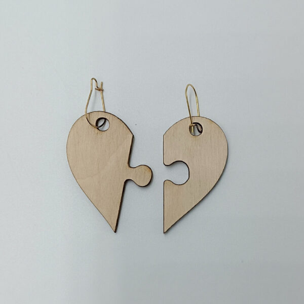 Σκουλαρίκια από ξύλο σε σχήμα καρδιάς με σχέδιο παζλ
