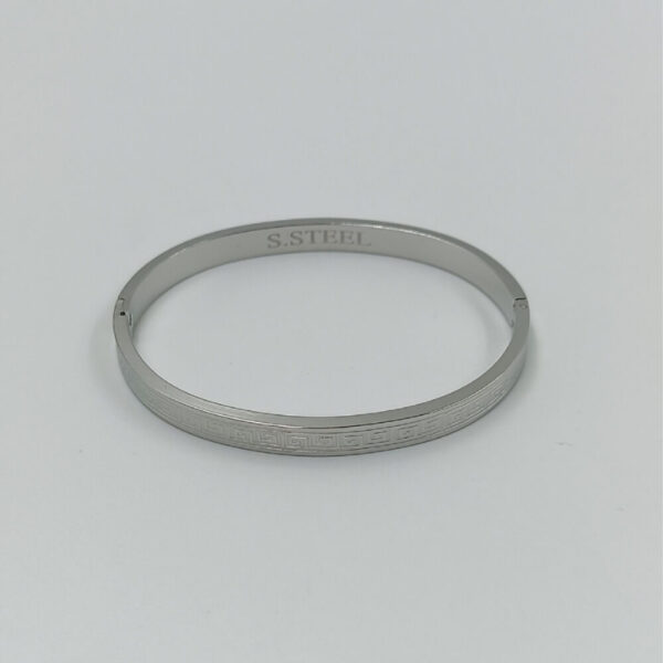 Κομψό βραχιόλι χειροπέδα σε ασημί χρώμα με διαχρονικό σχέδιο Μαίανδρος