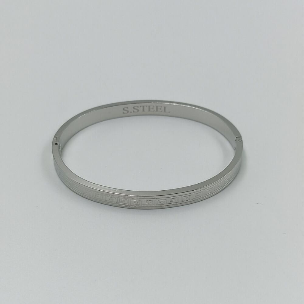 Κομψό βραχιόλι χειροπέδα σε ασημί χρώμα με διαχρονικό σχέδιο Μαίανδρος