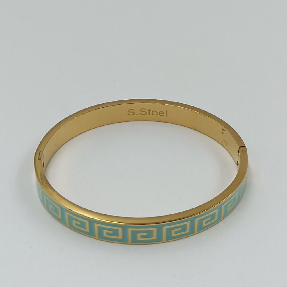 Κομψό ατσάλινο βραχιόλι χειροπέδα με γαλάζιο σχέδιο Greek Pattern | Suga Style